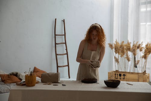 红发女人和黏土一起工作 · 免费素材图片