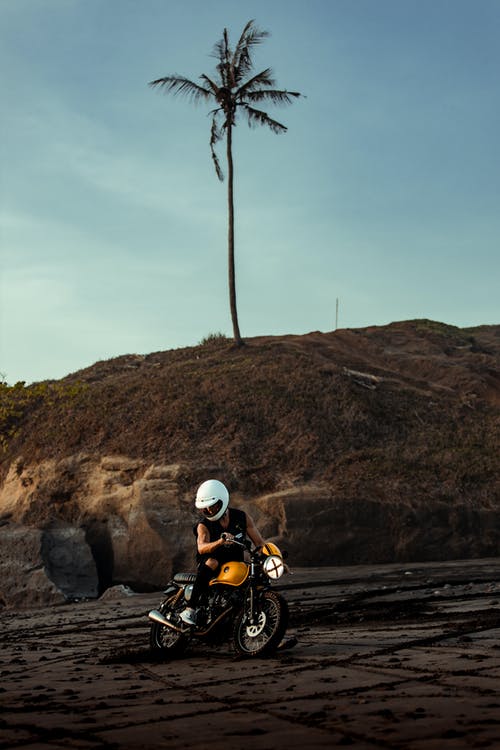 人骑摩托车 · 免费素材图片