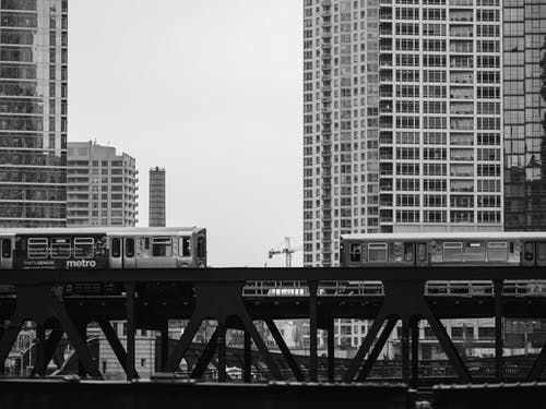 火车的灰度摄影 · 免费素材图片