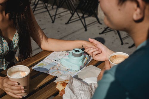 夫妇在旅行期间一起在户外咖啡馆喝咖啡 · 免费素材图片