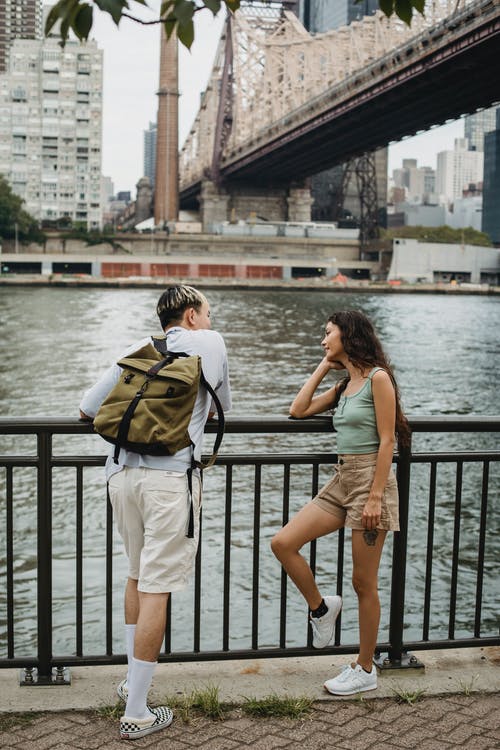 夫妻在河边的城市街道上沟通 · 免费素材图片