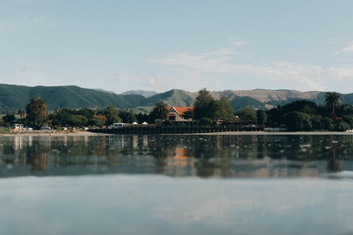 海边房屋景观摄影 · 免费素材图片