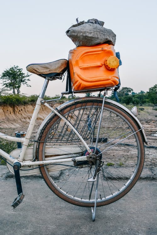 自行车上的水容器 · 免费素材图片