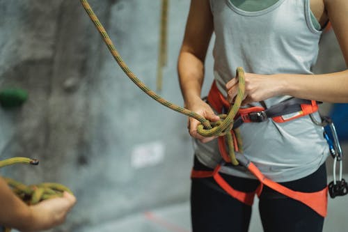 作物登山者在训练过程中绑上安全绳 · 免费素材图片