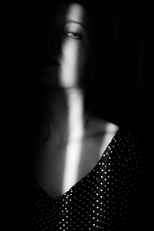 黑暗的房间里的女人 · 免费素材图片