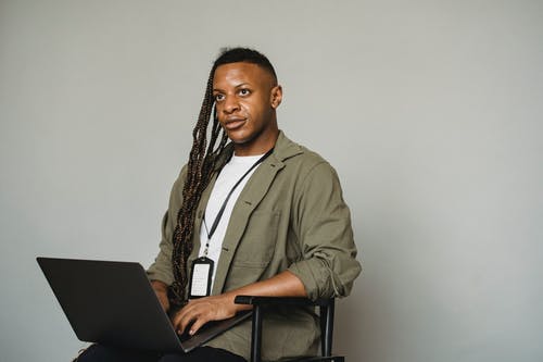 在笔记本电脑上工作的黑人变性人 · 免费素材图片