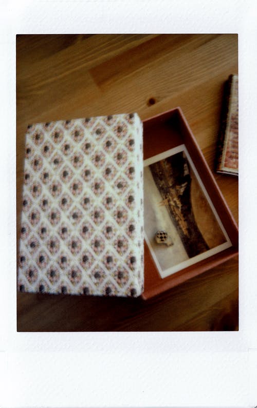 白色和棕色纸箱 · 免费素材图片