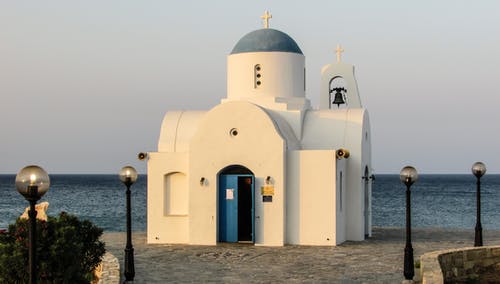 海洋附近的白色教堂照片 · 免费素材图片