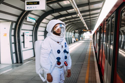 在火车站的宇航员服装的男人 · 免费素材图片