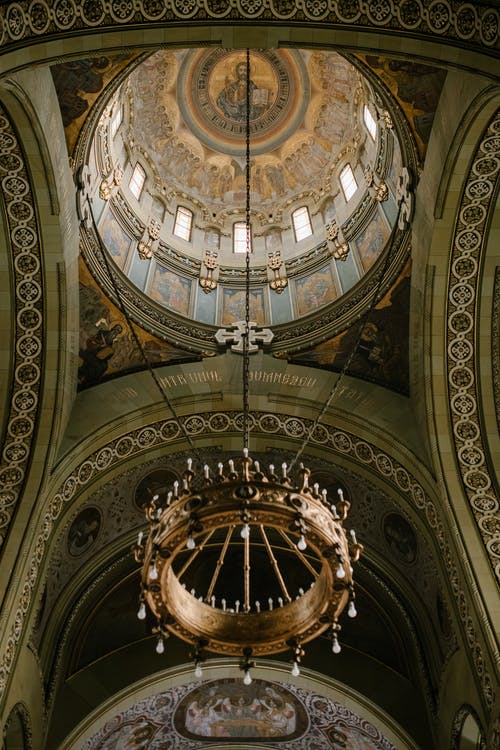 历史罗马尼亚东正教大教堂的内部与拱形的墙和圆顶装饰着图标 · 免费素材图片