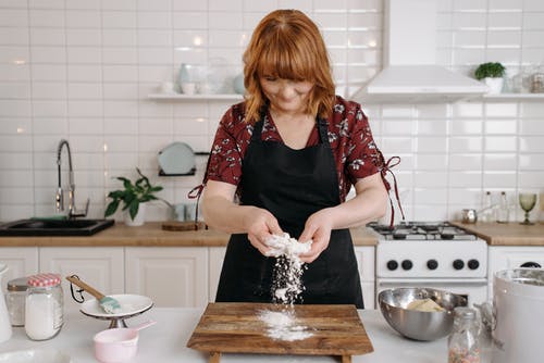 有关准备食物, 围裙, 女人的免费素材图片