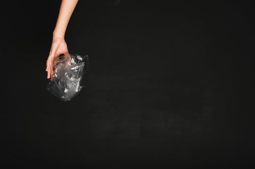 持有透明塑料袋的人 · 免费素材图片