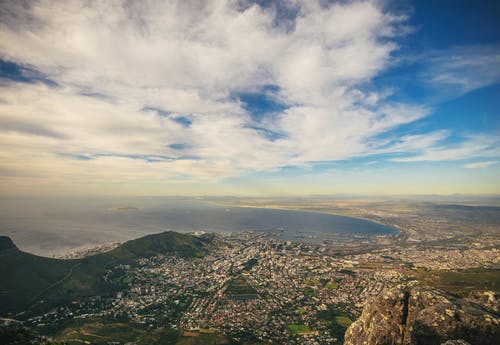 蓝天下的城市空中摄影 · 免费素材图片