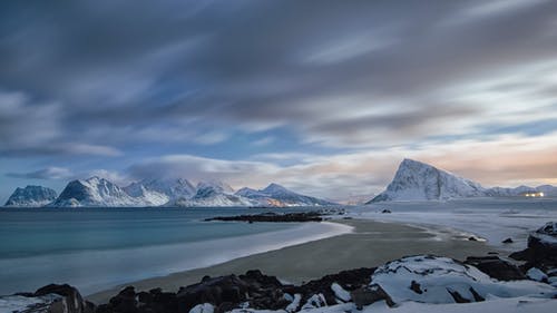 大雪覆盖的山丘 · 免费素材图片