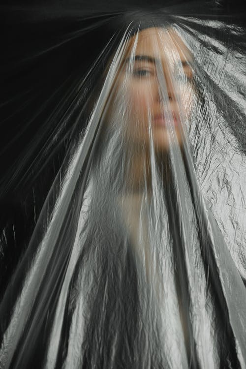 透明塑料背后的女人 · 免费素材图片