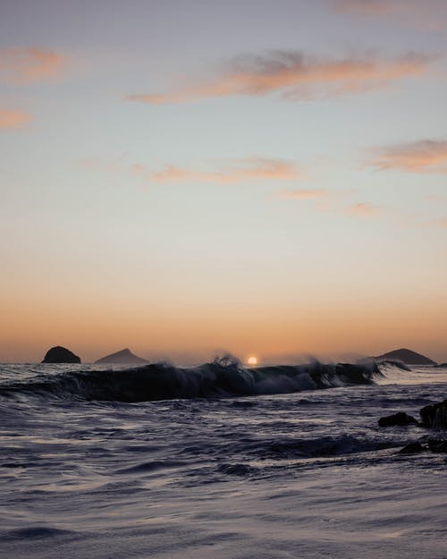 海浪在岸上崩溃 · 免费素材图片