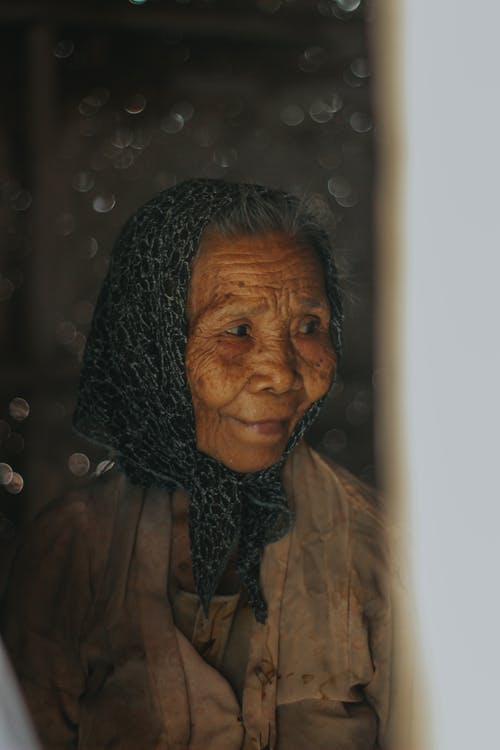 老妇人戴头巾的照片 · 免费素材图片