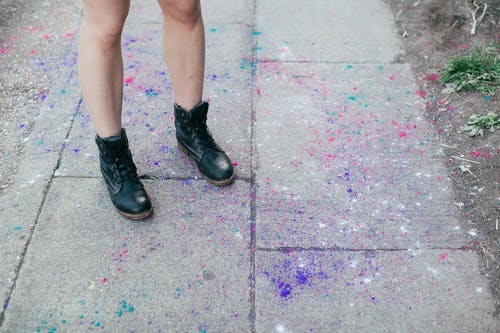 黑色皮靴，站在彩色的混凝土地板上的女人 · 免费素材图片