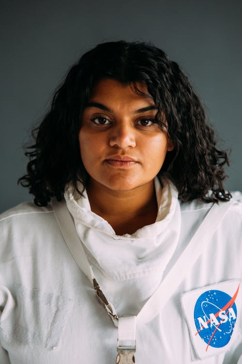 穿着太空服的女人的肖像照片 · 免费素材图片