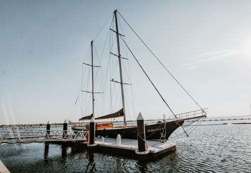 黑色帆船在港口 · 免费素材图片