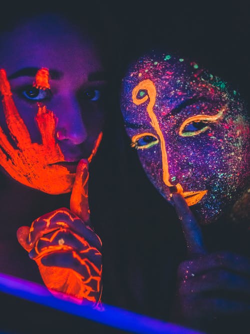 霓虹灯面漆的两个女人 · 免费素材图片