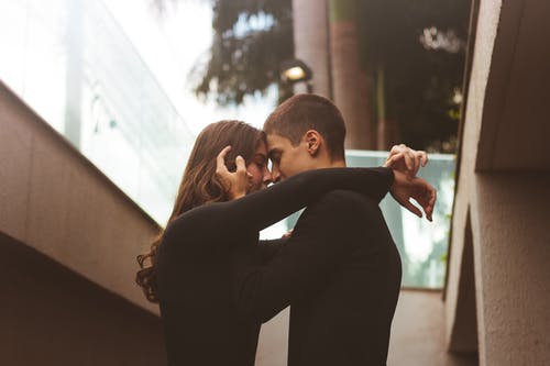 男人和女人要互相亲吻 · 免费素材图片