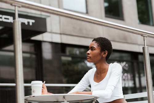 自助餐厅的周到黑人妇女 · 免费素材图片