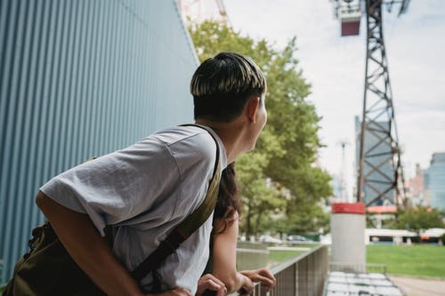 匿名夫妇考虑在栅栏附近的电缆通道 · 免费素材图片