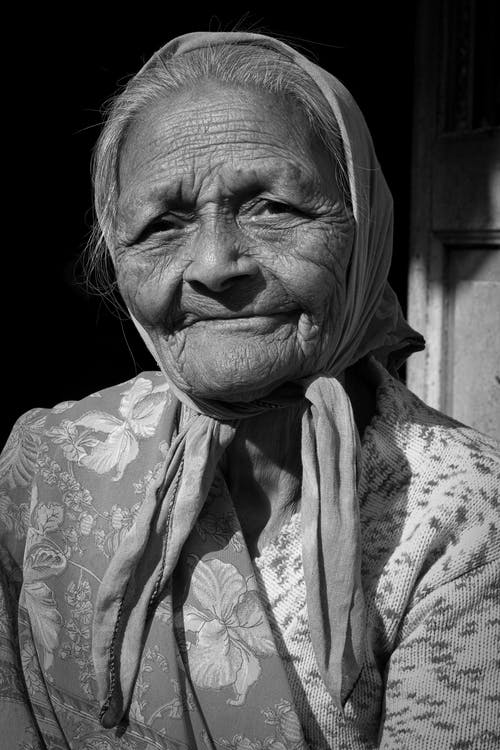 一名老妇戴着头巾的灰度肖像照片 · 免费素材图片