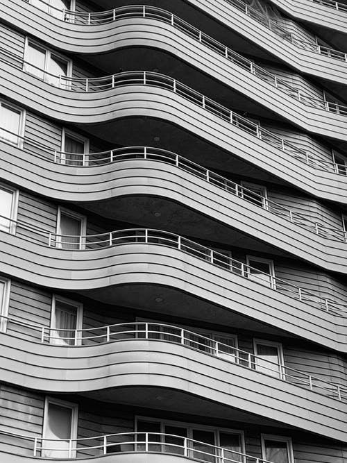 建筑物的灰度照片 · 免费素材图片