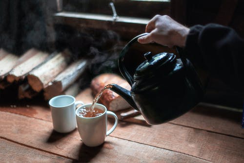 人倒在白色陶瓷杯茶 · 免费素材图片