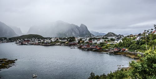 落基山附近居民房屋附近的水体 · 免费素材图片