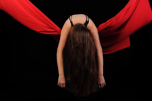 黑色胸罩和红色纺织的女人 · 免费素材图片
