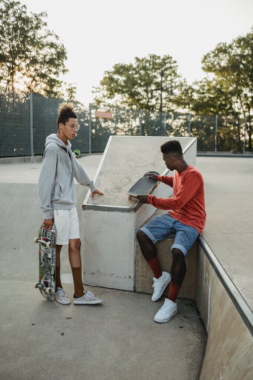 年轻的溜冰者在滑板公园 · 免费素材图片