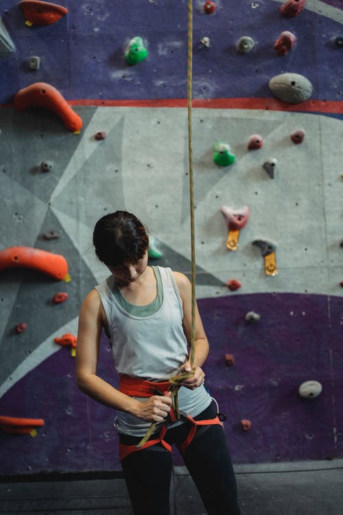 女人为上升在墙上准备保护 · 免费素材图片