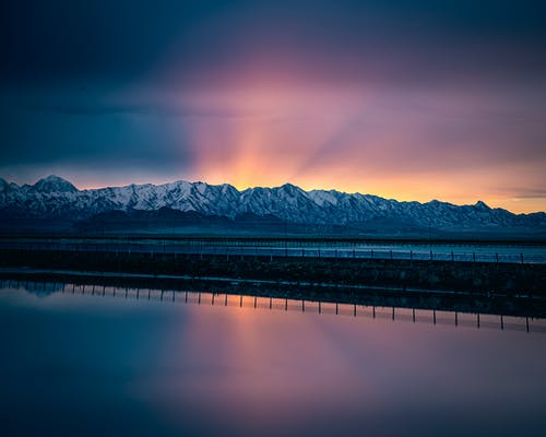 雪山附近的水体 · 免费素材图片