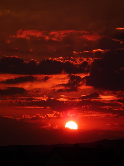 夕阳红多云的天空 · 免费素材图片