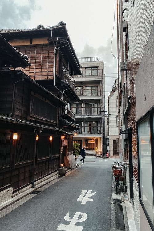 在日本的街道上行走的人 · 免费素材图片