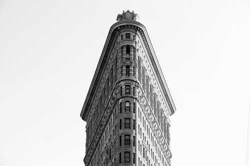 熨斗大厦的灰度照片 · 免费素材图片