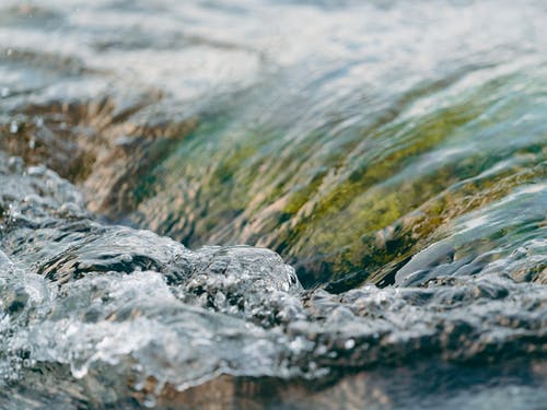 石头下流水 · 免费素材图片