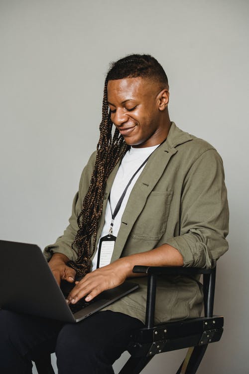 性格开朗的雌雄同体黑人笔记本电脑 · 免费素材图片