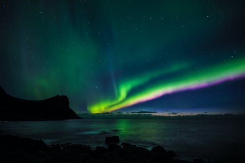 繁星点点的夜晚北极光 · 免费素材图片