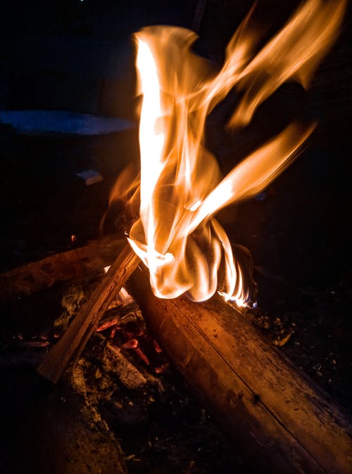 燃烧的木头的特写摄影 · 免费素材图片