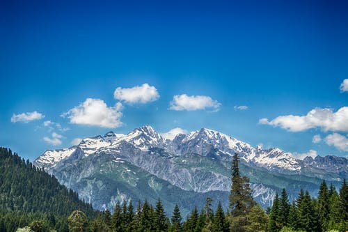 蓝天下的绿色和白色雪山 · 免费素材图片