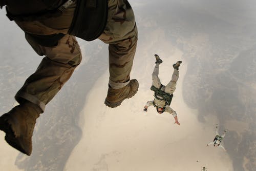 人们跳伞的航拍 · 免费素材图片