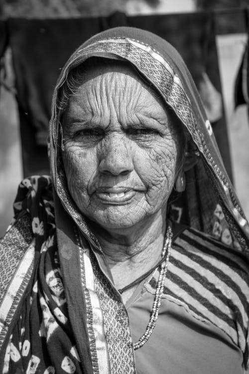 一名老妇穿着围巾的肖像照片 · 免费素材图片