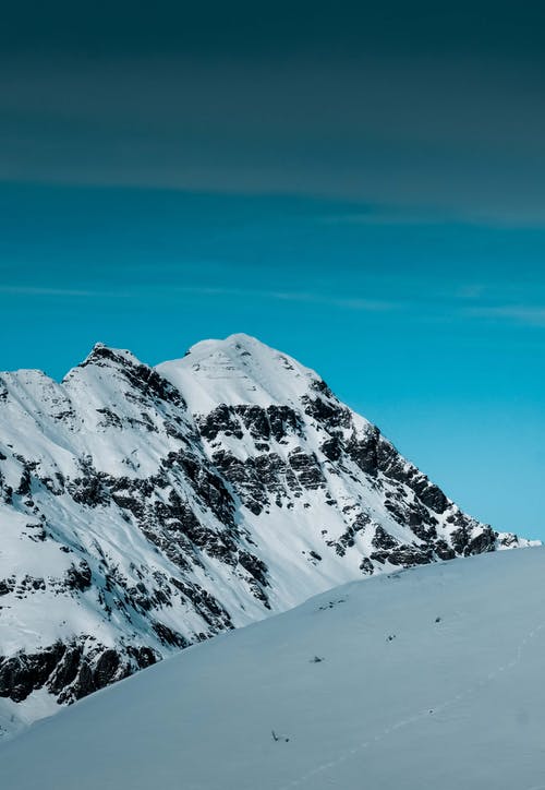 雪覆盖山在蓝蓝的天空下 · 免费素材图片