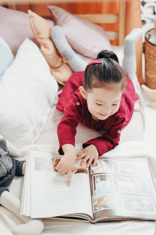 红色读书的一个女孩 · 免费素材图片