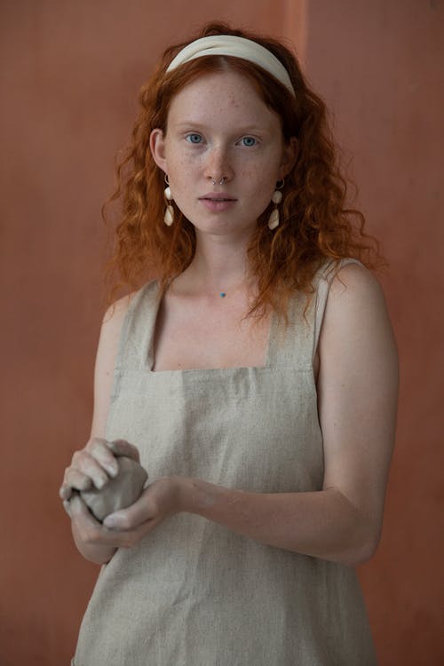 粘土的冷静红发女人 · 免费素材图片