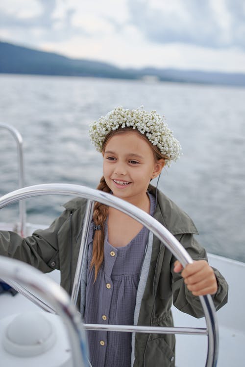 微笑在海上航行的小女孩 · 免费素材图片